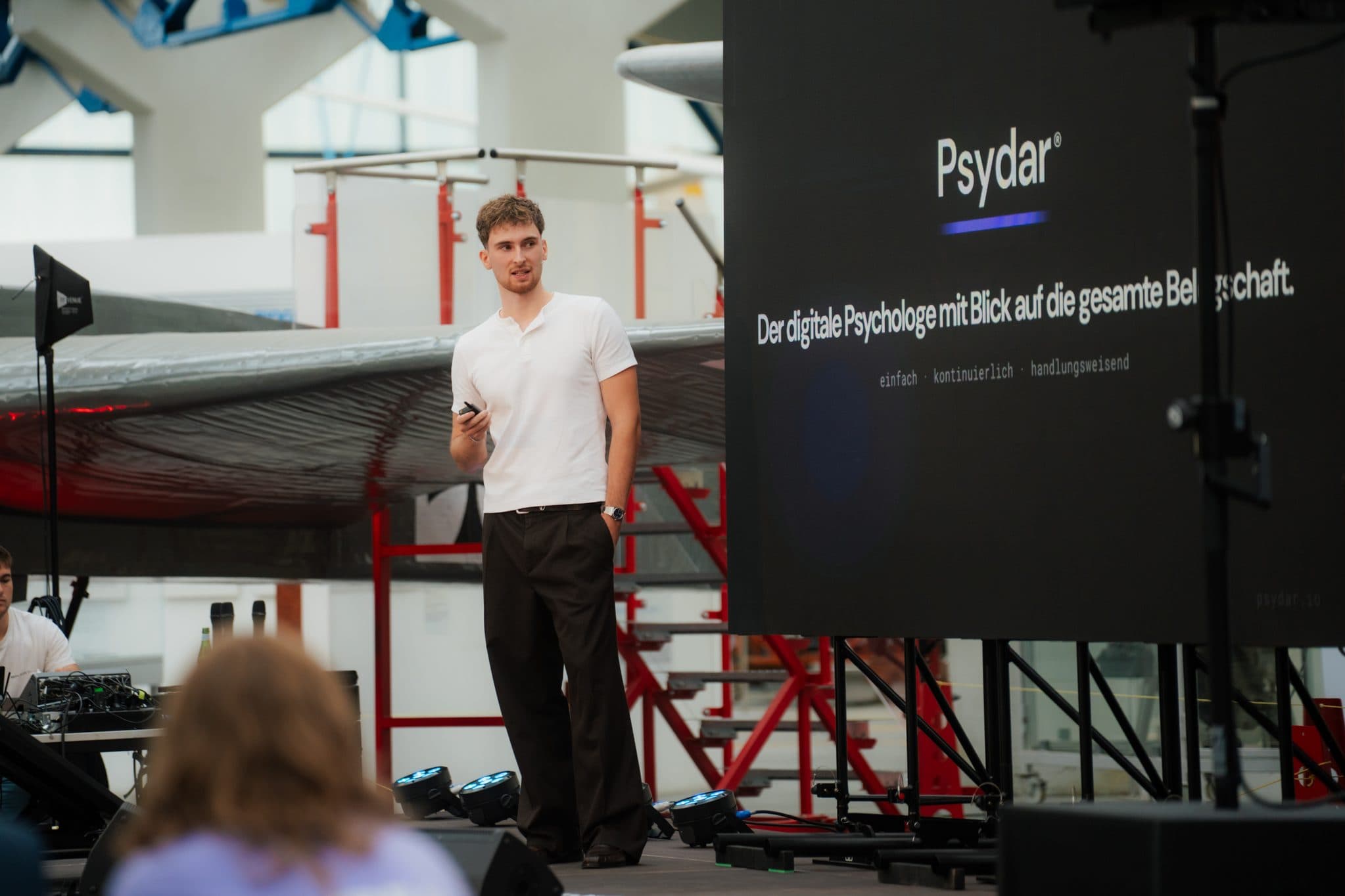 Psydar auf der Bühne des Investforum Pitch-Day im Hugo-Junkers-Technikmuseum Dessau